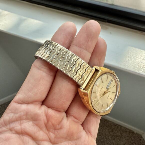 Vintage Montique Quartz Swiss Made Watch Gold Tone Day Date Stretch Band - Picture 3 of 8